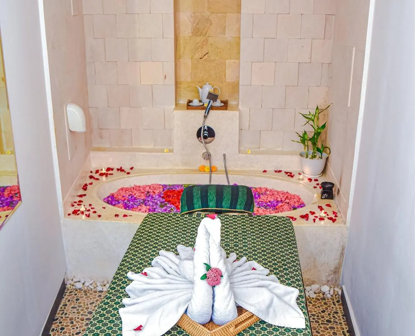 מלון The Lokha Legian Resort & Spa