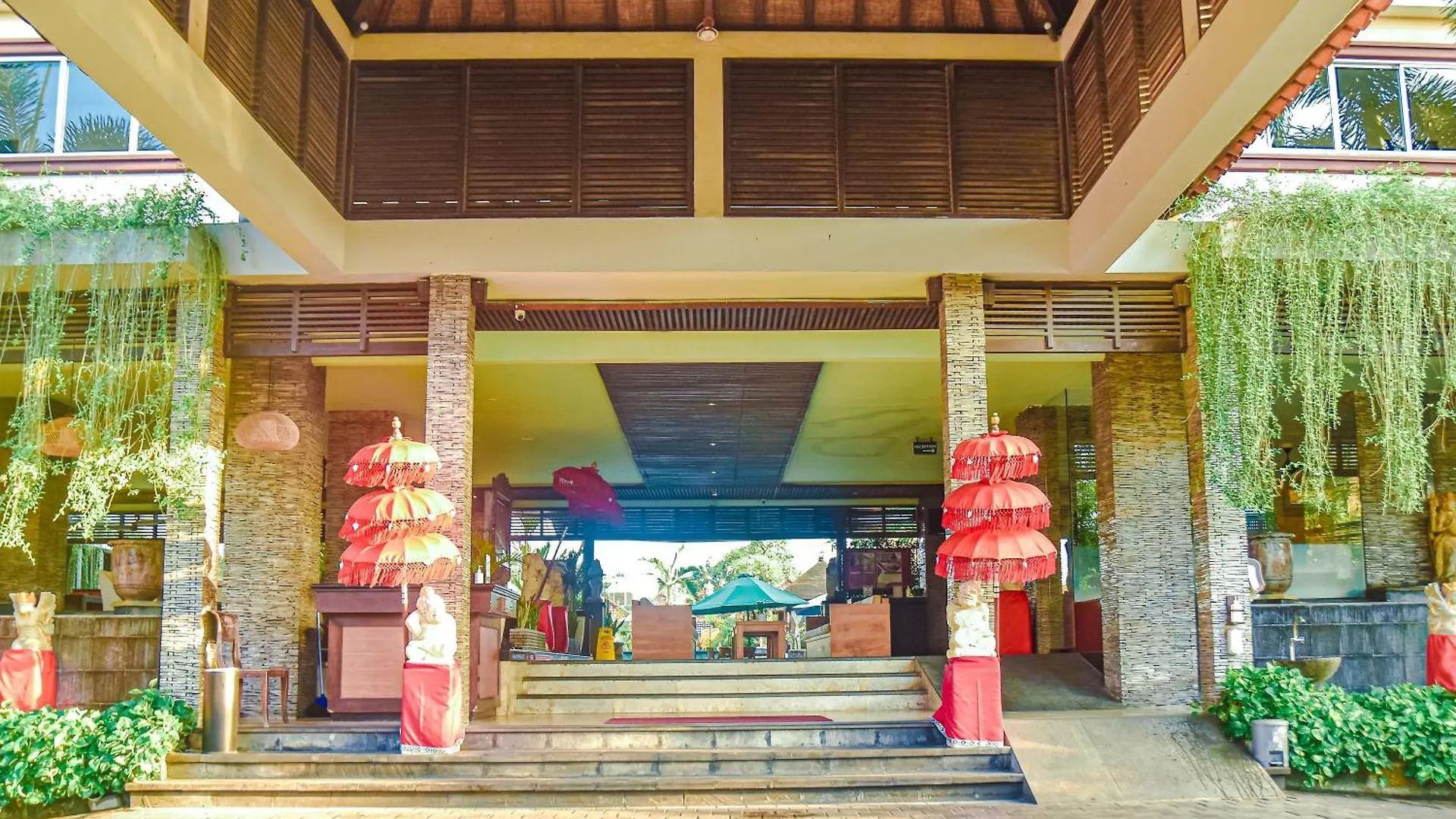 The Lokha Legian Resort & Spa מלון