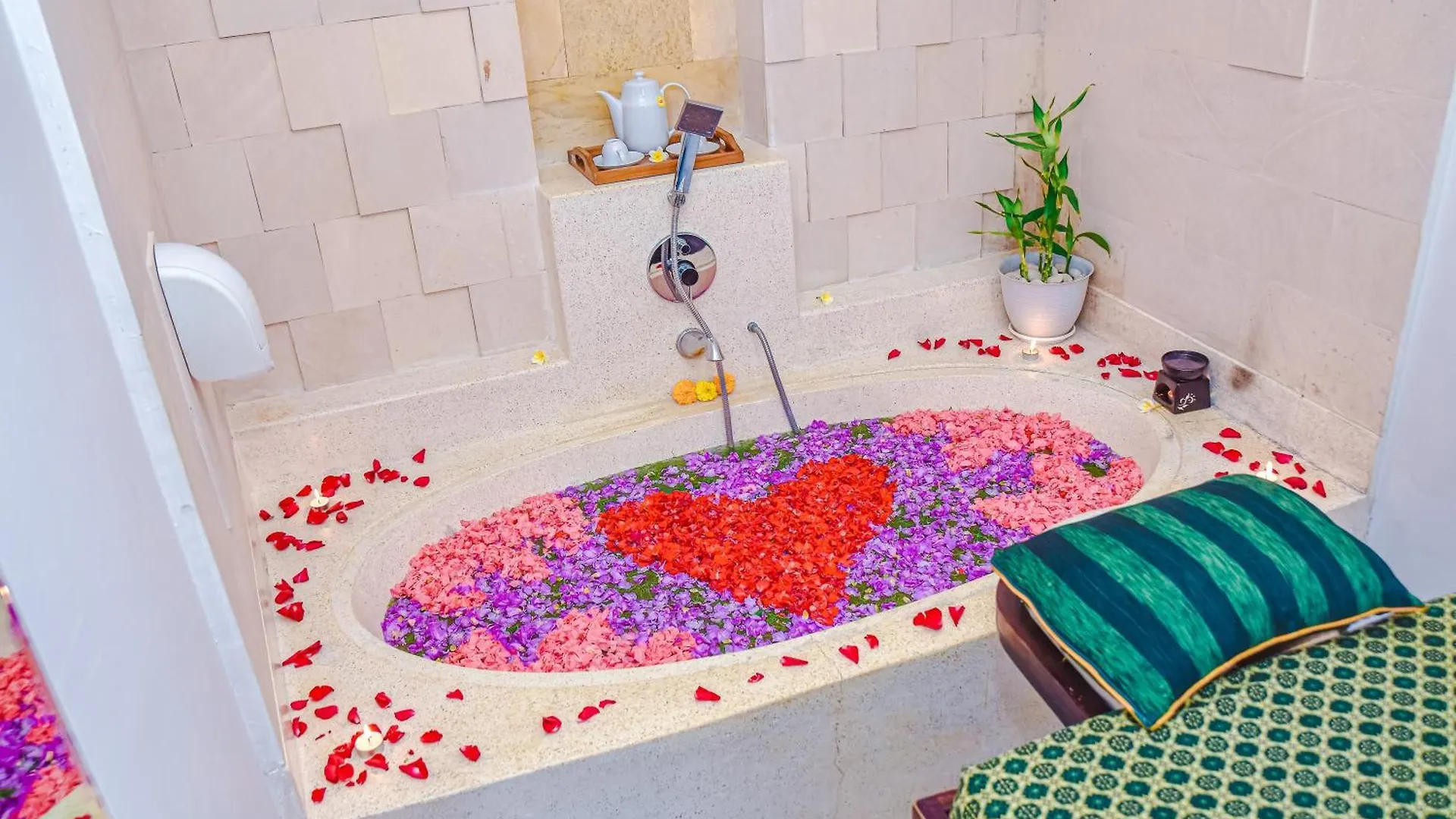 The Lokha Legian Resort & Spa מלון