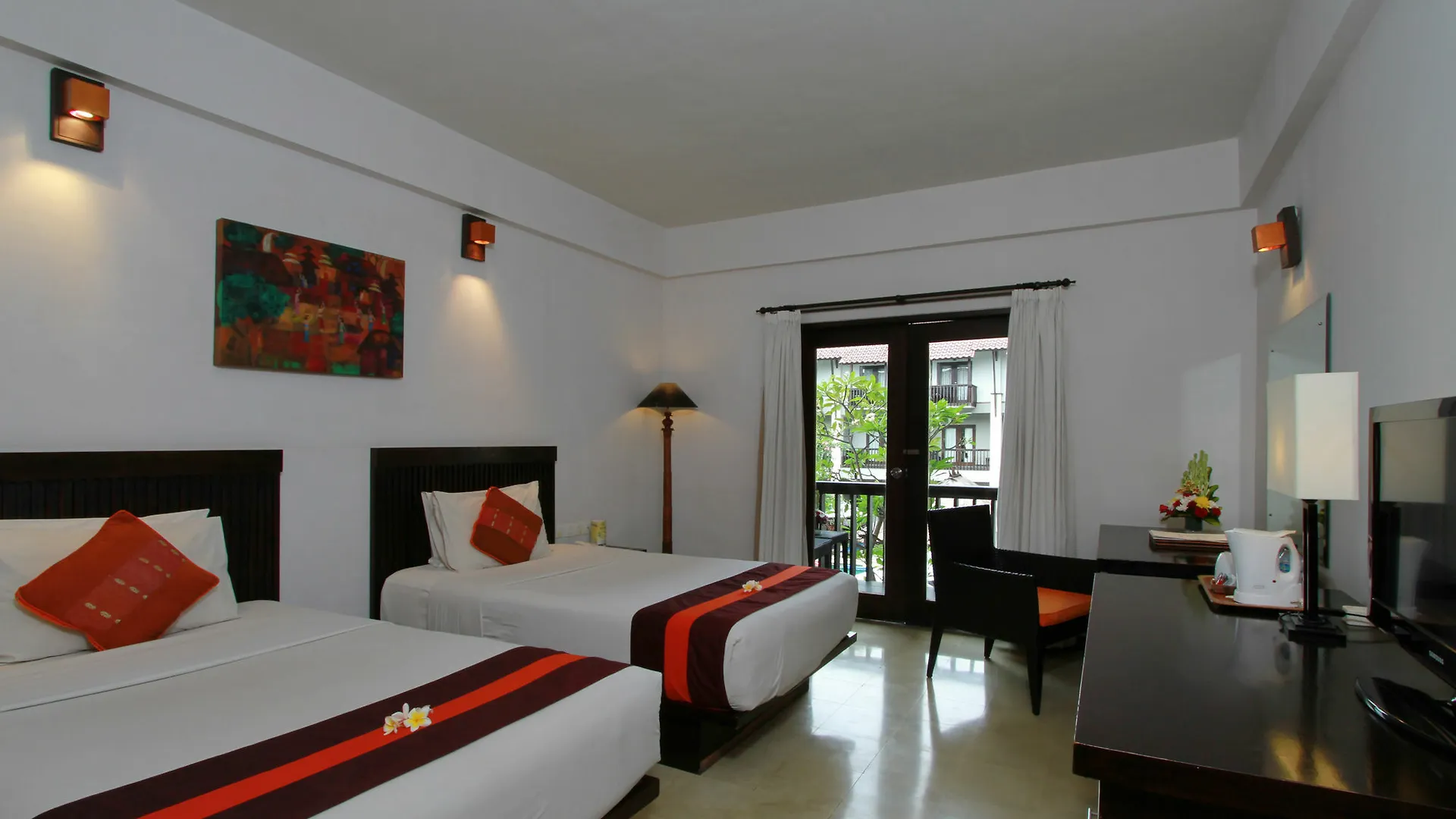 The Lokha Legian Resort & Spa מלון